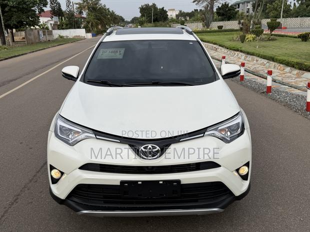 Toyota RAV4 XLE 4dr SUV (2.5L 4cyl 6A) 2018 White