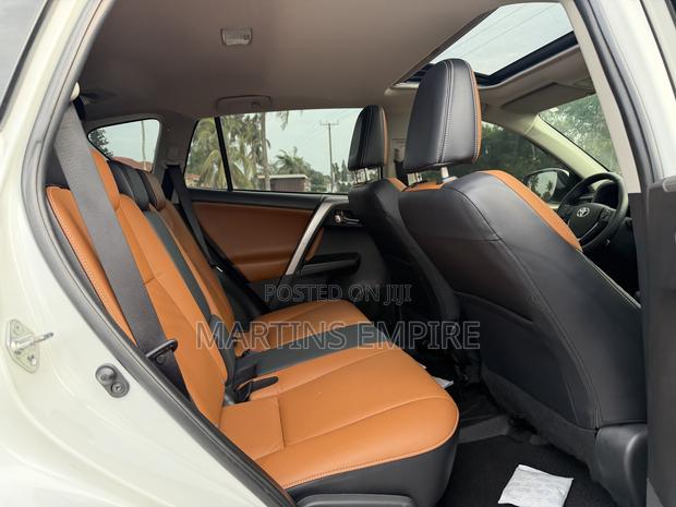 Toyota RAV4 XLE 4dr SUV (2.5L 4cyl 6A) 2018 White
