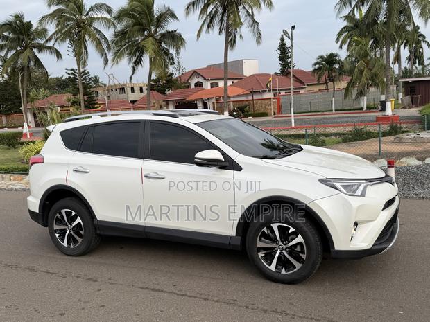 Toyota RAV4 XLE 4dr SUV (2.5L 4cyl 6A) 2018 White