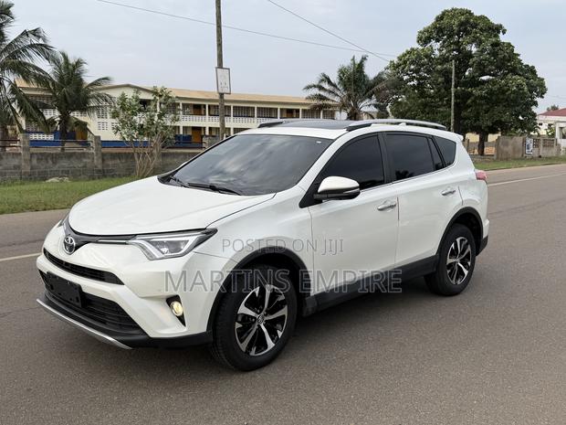 Toyota RAV4 XLE 4dr SUV (2.5L 4cyl 6A) 2018 White