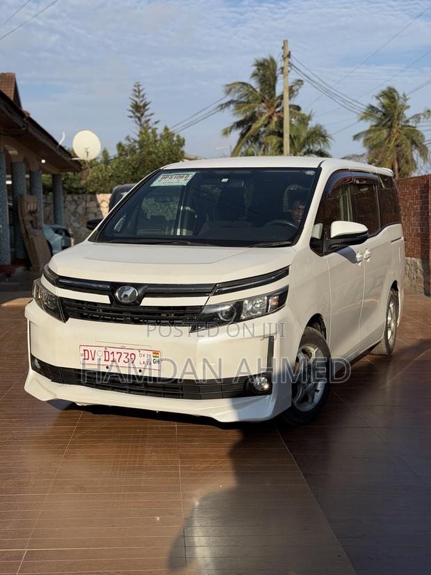 Toyota Voxy V 2WD 8-Seater 2015 White