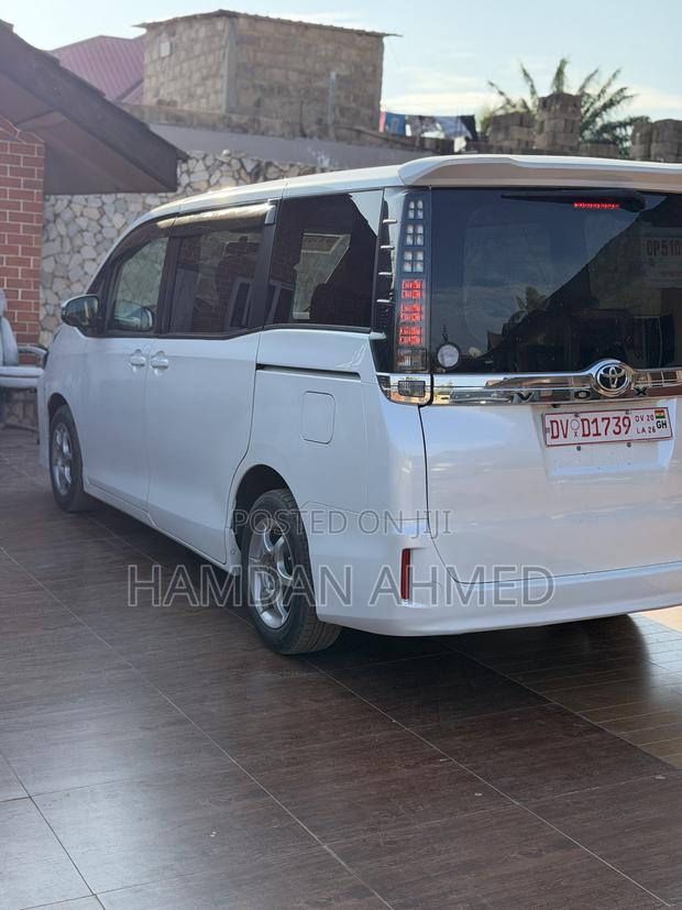 Toyota Voxy V 2WD 8-Seater 2015 White