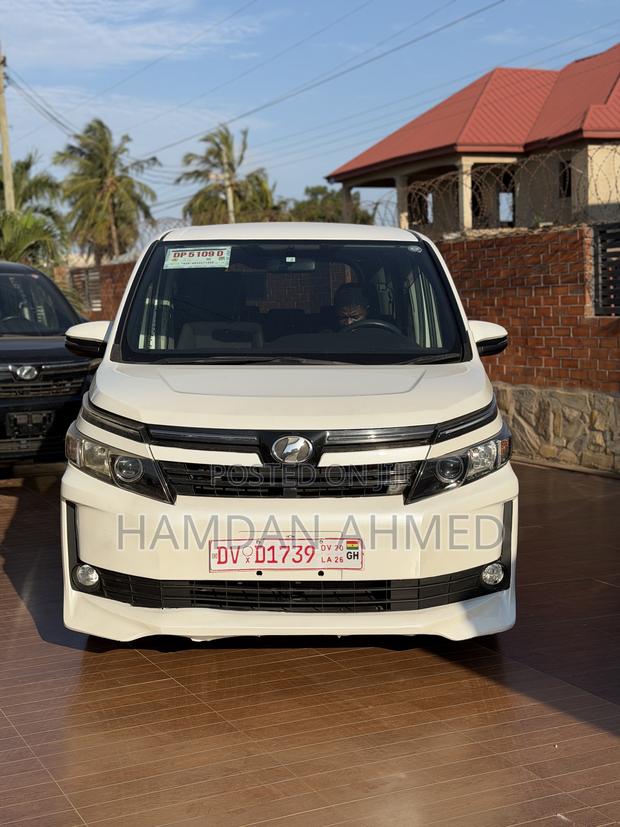 Toyota Voxy V 2WD 8-Seater 2015 White