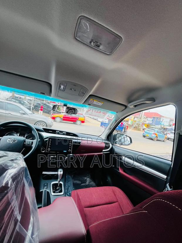 New Toyota Hilux 2025 Black