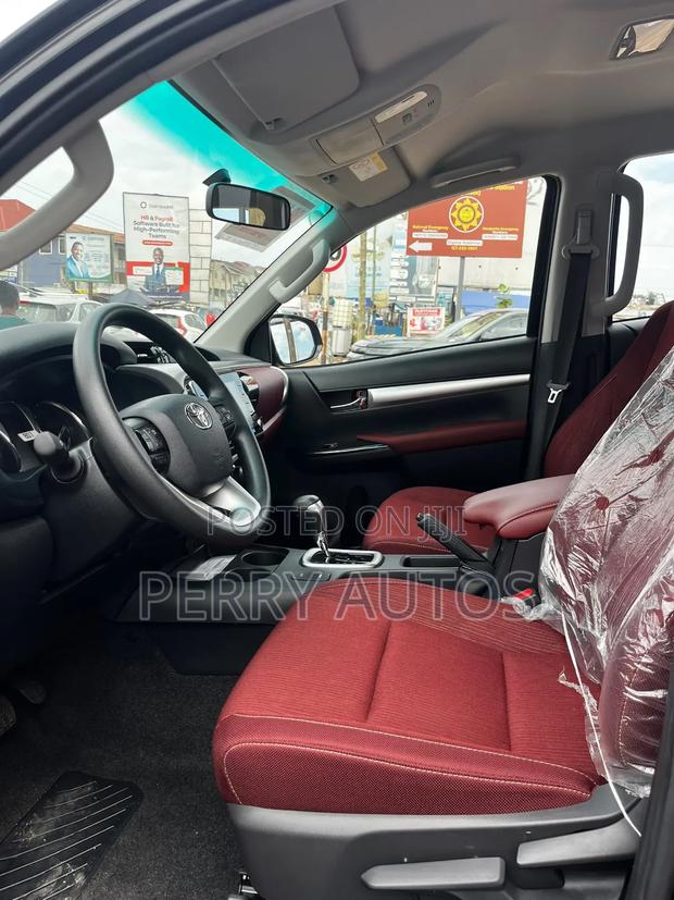 New Toyota Hilux 2025 Black
