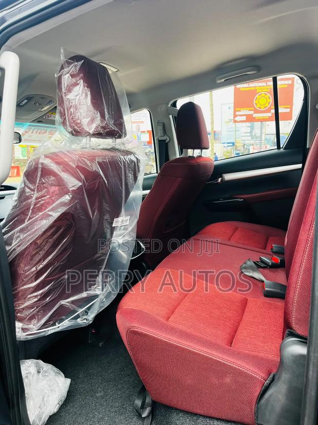New Toyota Hilux 2025 Black