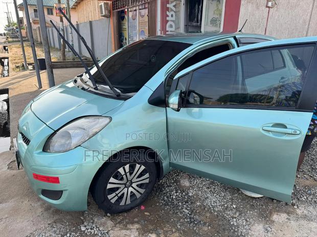 Toyota Vitz 1.3 AWD 3dr 2010 Silver