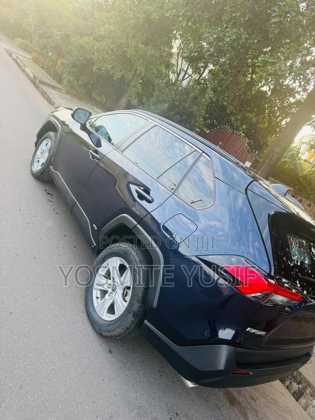 Toyota RAV4 XLE 2021 Blue