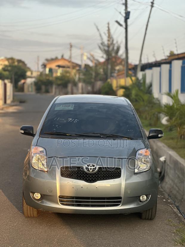 Toyota Yaris Base Sedan 4dr 2010 Silver