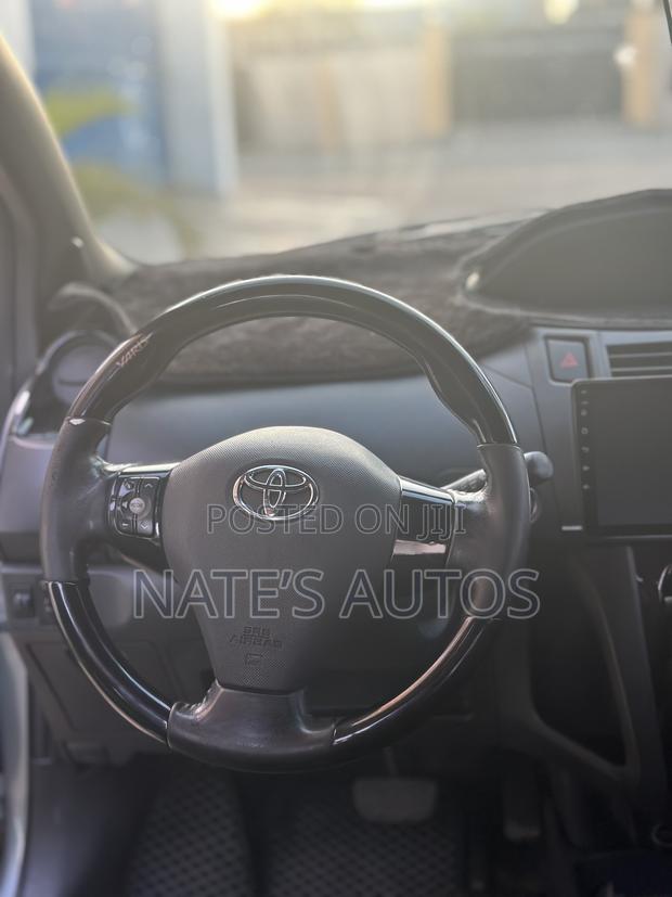 Toyota Yaris Base Sedan 4dr 2010 Silver