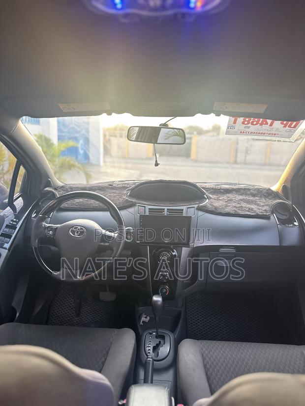 Toyota Yaris Base Sedan 4dr 2010 Silver