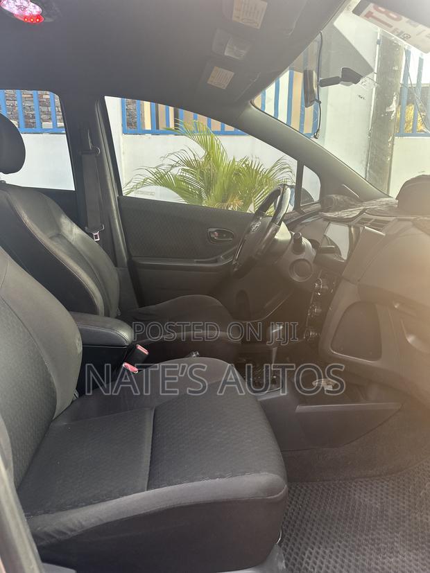 Toyota Yaris Base Sedan 4dr 2010 Silver