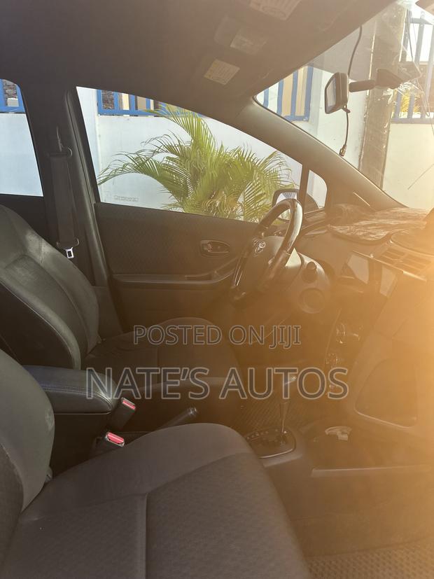 Toyota Yaris Base Sedan 4dr 2010 Silver
