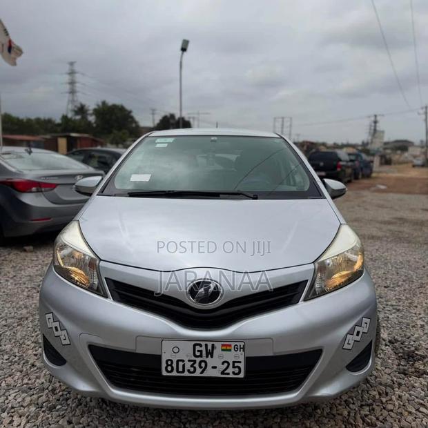 Toyota Vitz 1.0 FWD 5dr 2012 Silver