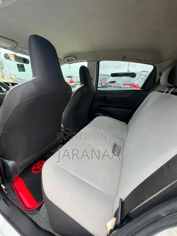 Toyota Vitz 1.0 FWD 5dr 2012 Silver