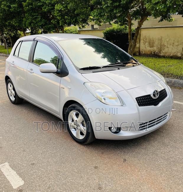 Toyota Yaris Base Hatchback 5dr 2010 Silver