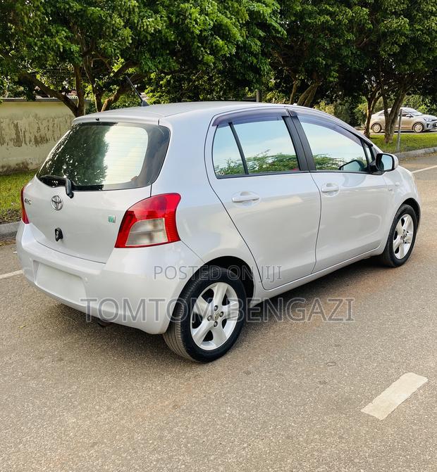 Toyota Yaris Base Hatchback 5dr 2010 Silver