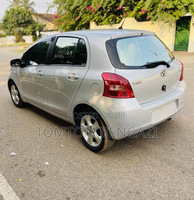 Toyota Yaris Base Hatchback 5dr 2010 Silver