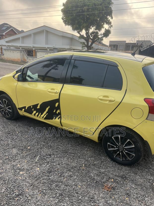 Toyota Vitz 1.3 FWD 5dr 2010 Yellow