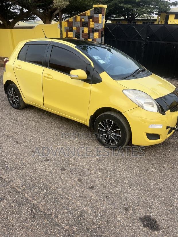 Toyota Vitz 1.3 FWD 5dr 2010 Yellow