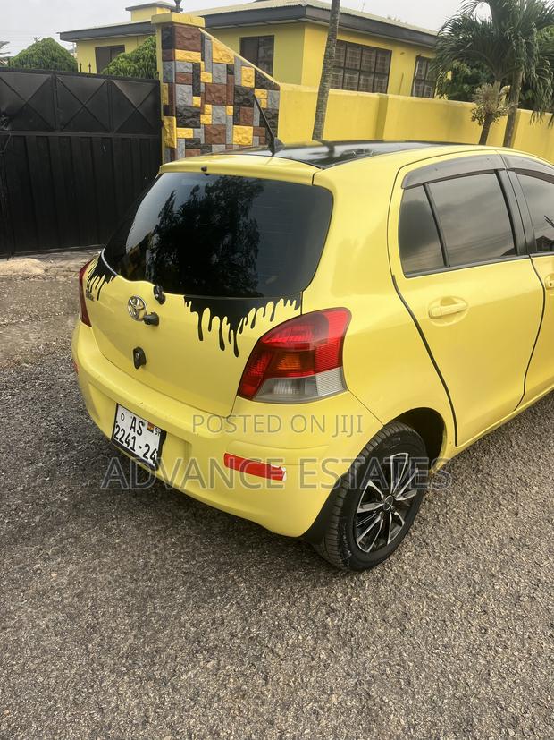 Toyota Vitz 1.3 FWD 5dr 2010 Yellow