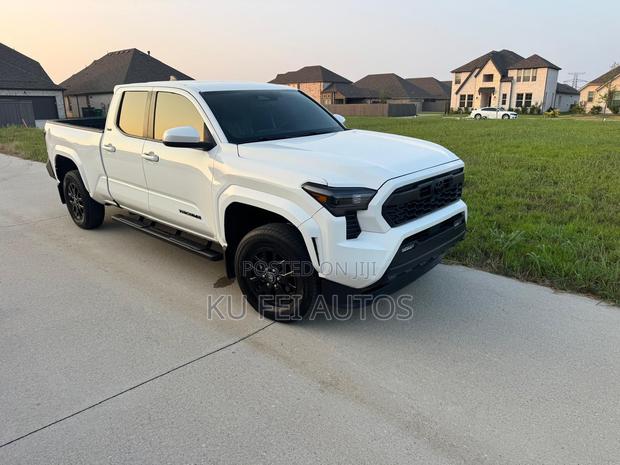 Toyota Tacoma SR5 Double Cab 6.1 ft. SB 2025 White