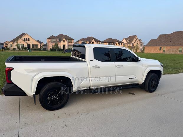 Toyota Tacoma SR5 Double Cab 6.1 ft. SB 2025 White