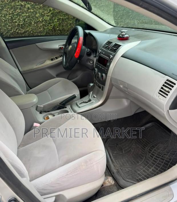 Toyota Corolla LE 4dr Sedan (1.8L 4cyl 4A) 2013 Silver