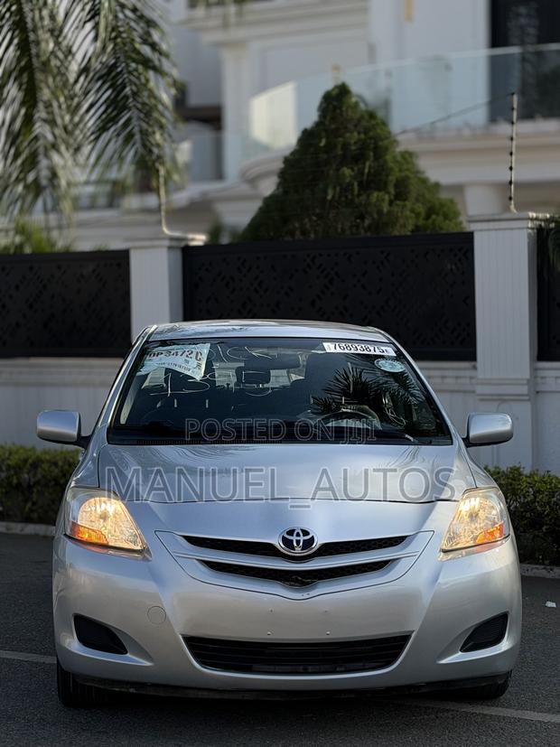 Toyota Yaris Base Sedan 4dr 2010 Silver