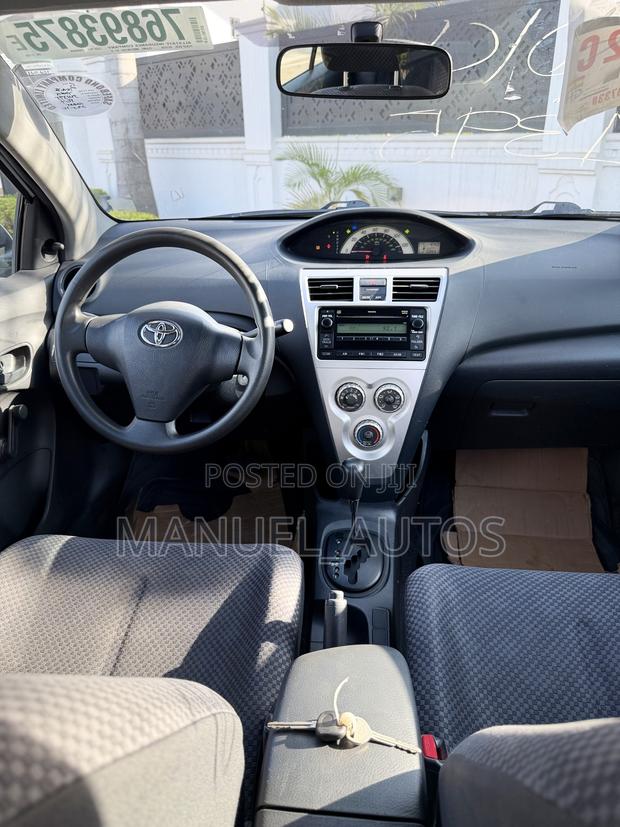 Toyota Yaris Base Sedan 4dr 2010 Silver