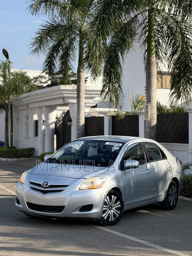 Toyota Yaris Base Sedan 4dr 2010 Silver