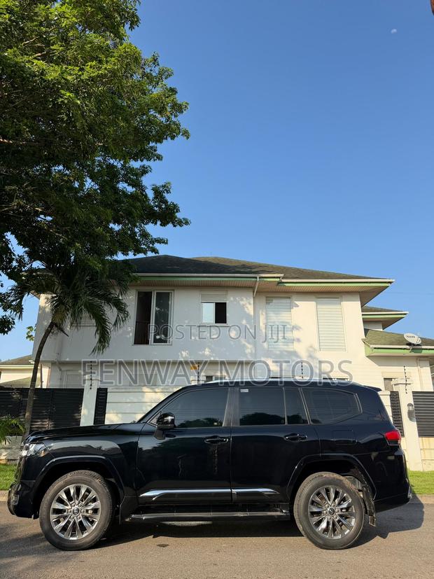 Toyota Land Cruiser LC300 2022 Black
