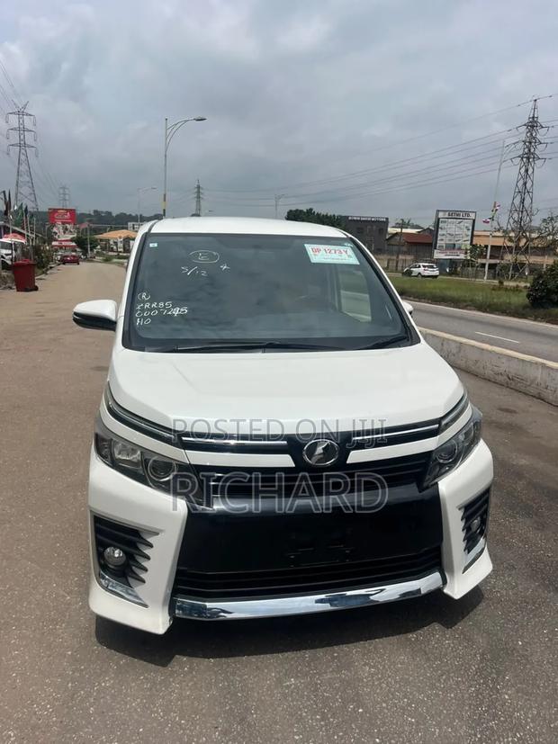 Toyota Voxy ZS 4WD 8-Seater 2015 White