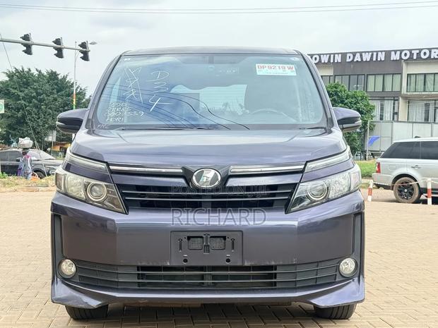 Toyota Voxy V 2WD 8-Seater 2014