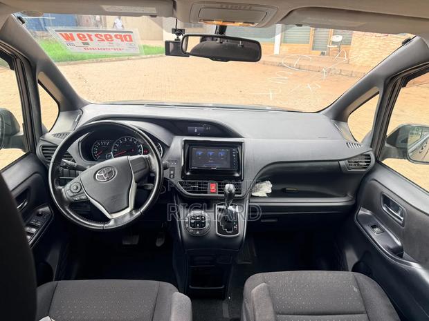 Toyota Voxy V 2WD 8-Seater 2014