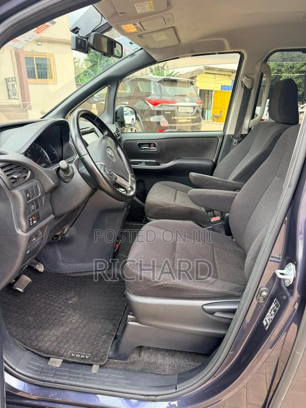 Toyota Voxy V 2WD 8-Seater 2014