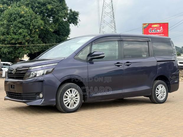 Toyota Voxy V 2WD 8-Seater 2014