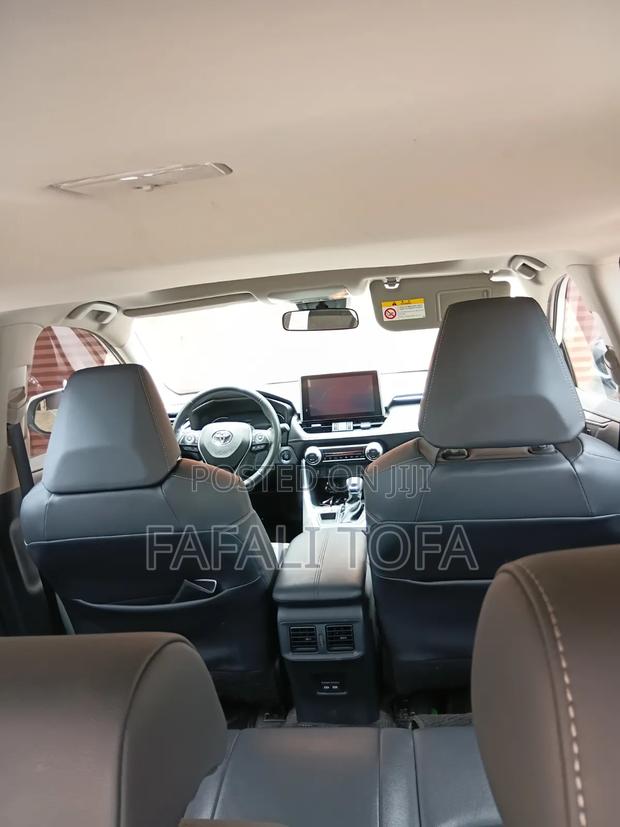 Toyota RAV4 XLE FWD 2023 White