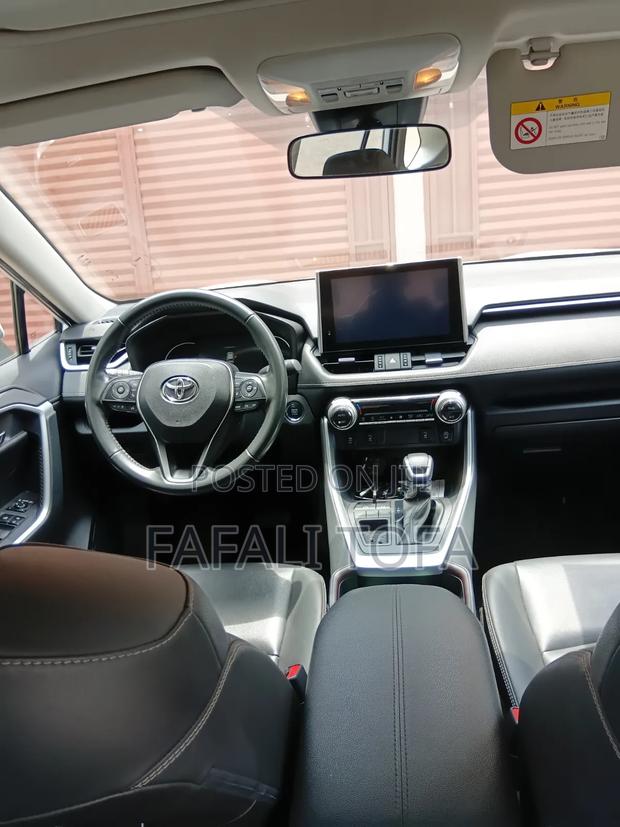 Toyota RAV4 XLE FWD 2023 White