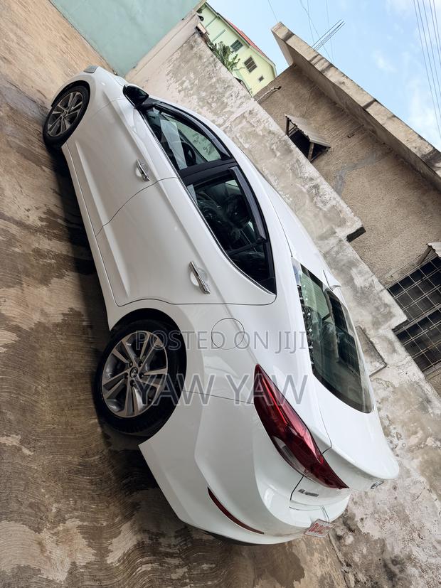 Hyundai Elantra Limited Sedan FWD (2.0L 4cyl 6A) 2017 White