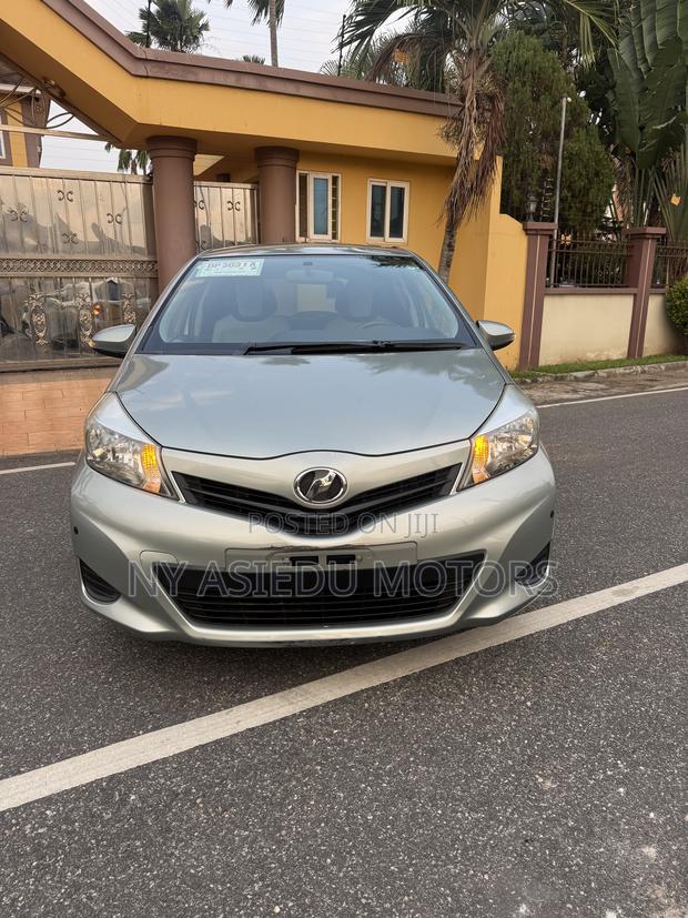 Toyota Vitz 1.3 FWD 5dr 2011 Green