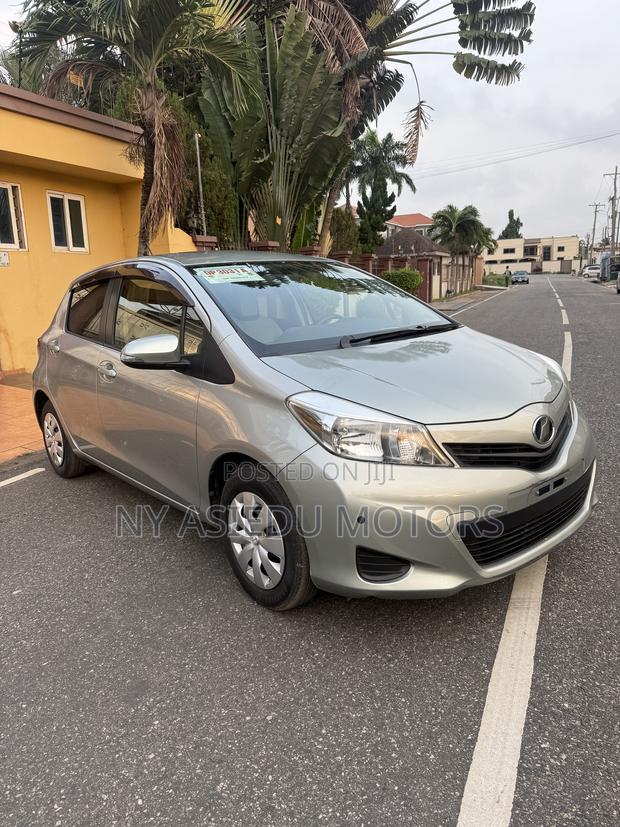Toyota Vitz 1.3 FWD 5dr 2011 Green