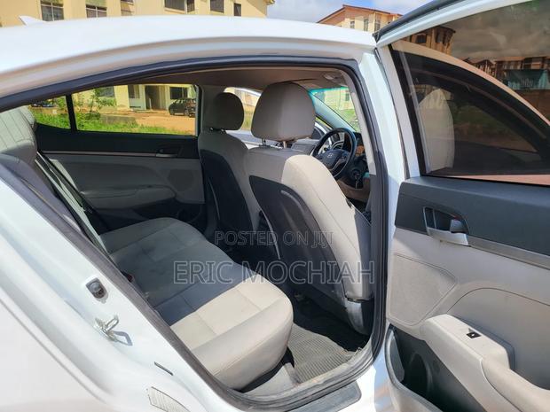 Hyundai Elantra SE Sedan FWD (2.0L 4cyl 6M) 2017 White