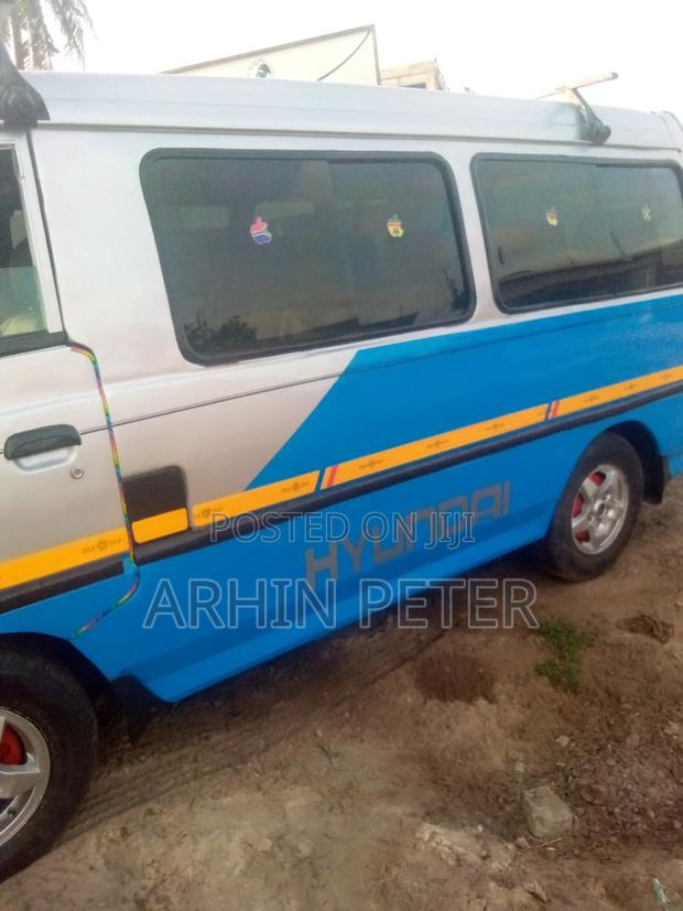 Hyundai H200 2001 Blue