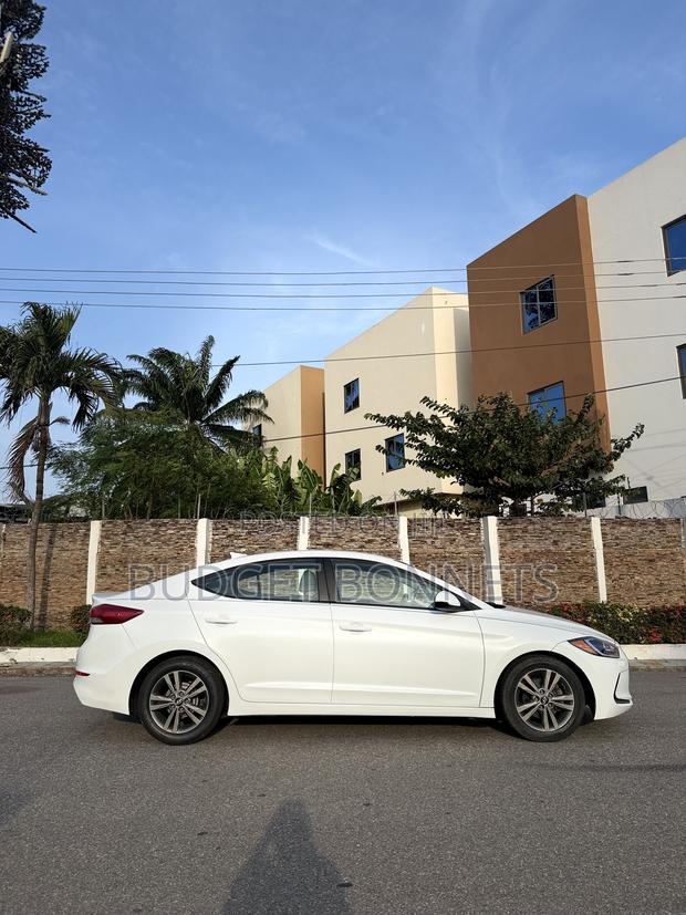 Hyundai Elantra SE Sedan FWD (2.0L 4cyl 6M) 2017 White