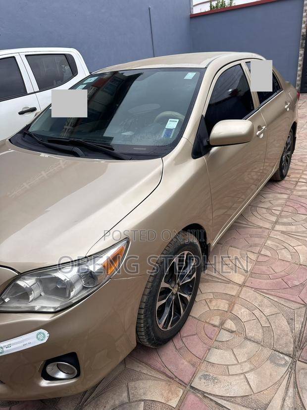 Toyota Corolla LE 4dr Sedan (1.8L 4cyl 4A) 2013 Gold