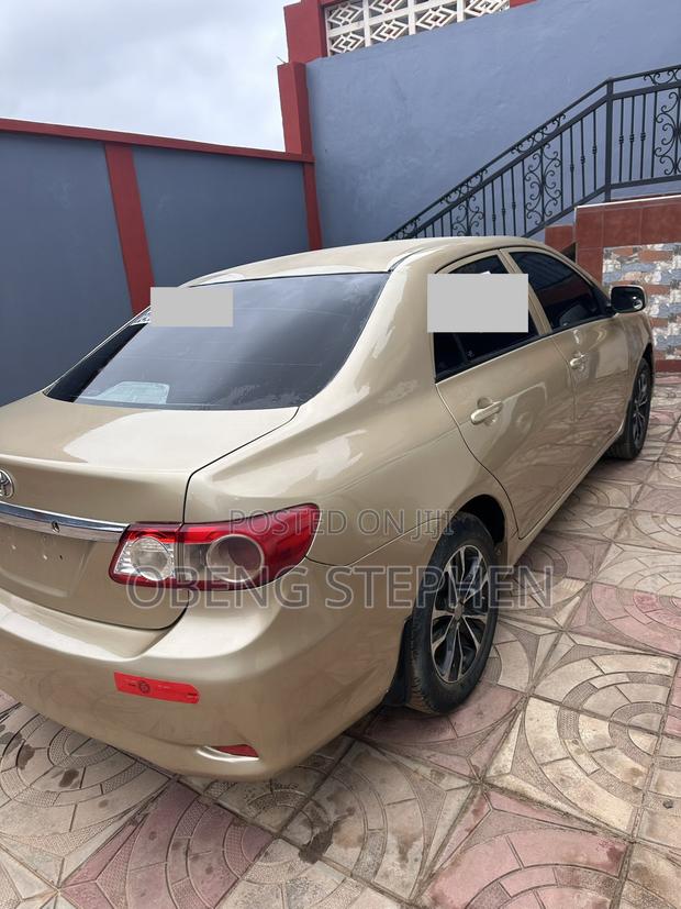 Toyota Corolla LE 4dr Sedan (1.8L 4cyl 4A) 2013 Gold