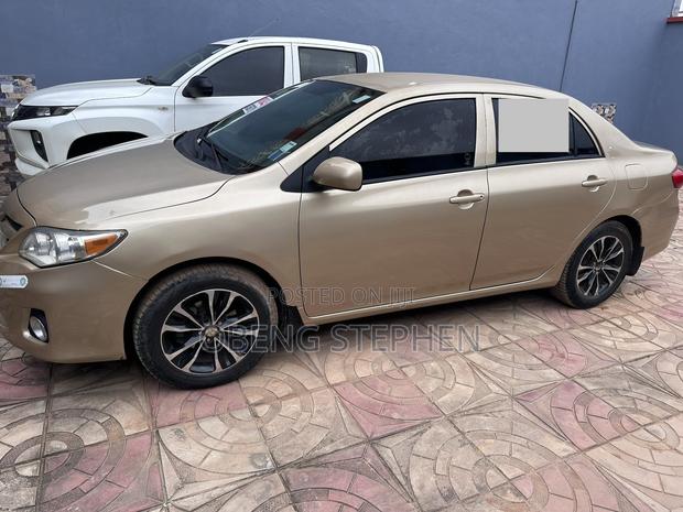 Toyota Corolla LE 4dr Sedan (1.8L 4cyl 4A) 2013 Gold