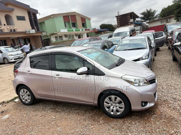 Toyota Vitz 1.3 FWD 5dr 2013 Silver