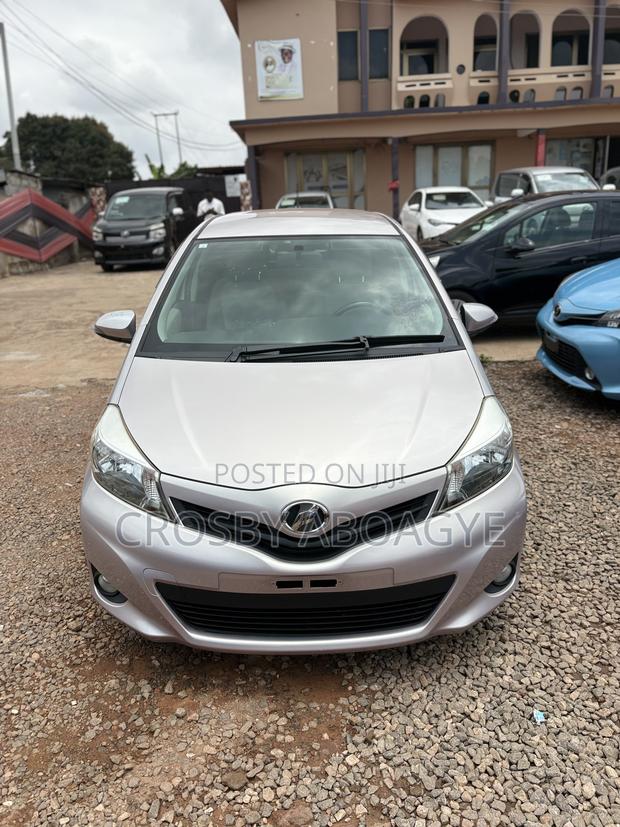 Toyota Vitz 1.3 FWD 5dr 2013 Silver